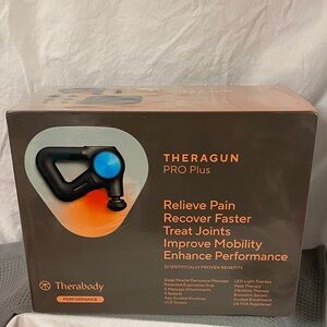 Therabody Theragun PRO Plus in Black and Blue